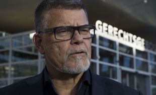 Emile Ratelband se dit « victime de discriminations ».