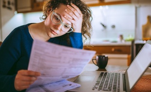 Face à une perte de revenus, il faut savoir agir de façon pragmatique pour éviter de sombrer.