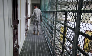 Un capitaine américain devant des cellules vides de la prison de Guantanamo, le 6 février 2016, dans la base militaire américaine à Cuba.