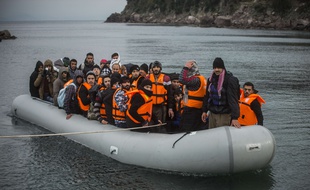 Une ambarcation de migrants accoste sur l'île de Lesbos le 2 janvier 2016.