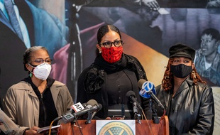Trois des six filles de Malcolm x, Qubiliah Shabazz (gauche), Ilyasah Shabazz (centre) et Gamilah Shabazz, le 21 février 2021 à New York.