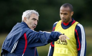 Raymond Domenech (à gauche) et Thierry Henry, lors d'un entraînement de l'équipe de france de football, le 3 septembre 2008, à Clairefontaine.