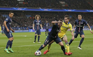 Marco Verratti au duel avec Cesar Azpilicueta lors du match entre le PSG et Chelsea le 17 février 2015.
