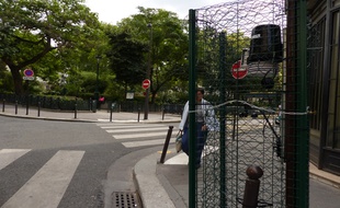 Une des 21 stations météo aux abords du square Montholon (9e). Ces stations ont été installées fin juillet par la mairie de Paris.