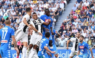 Le joueur de Naples Kalidou Koulibaly a été la cible de cris de singe de la part de supporters de la Juventus Turin, le 29 septembre 2018.