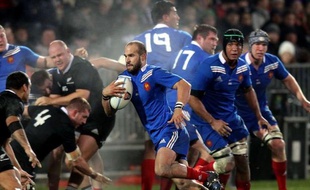 Le XV de France, défait samedi soir à Christchurch par les All Blacks (30-0), a regagné Auckland dimanche lors d'une journée de transit axée sur la récupération.
