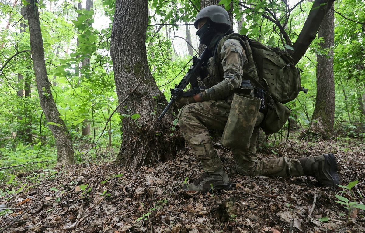 Guerre en Ukraine : Derrière des tentatives de discussions, les Ukrainiens « tiennent la ligne » de défense sur le front