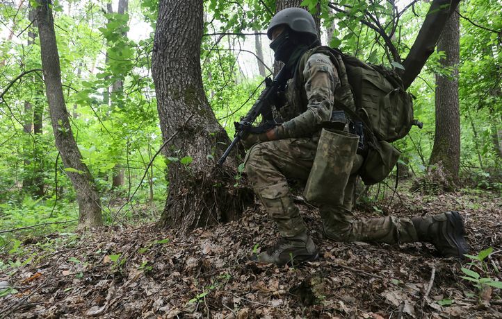 Sur le front, les Ukrainiens « tiennent la ligne » face à la pression russe