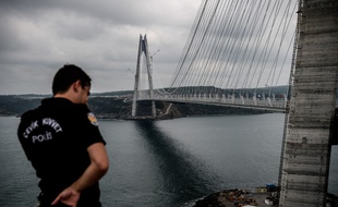 Un policier anti émeute près du pont Yavuz Sultan Selim à Istanbul