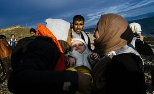 Des migrants viennent d'arriver sur la plage de l'île de Lesbos en Grèce le 10 octobre 2015 provenant de Turquie