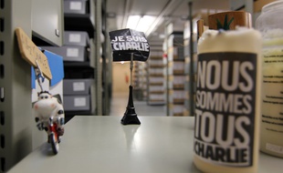 Habituées aux documents papiers, les archives ont collecté quelques objets après les attentats à Charlie Hebdo.