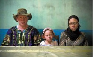 Mouhamadou Bamba Diop, 33 ans, sa fille Fatoubinta, 5 ans et Mam Benda, 31 ans (de gauche à droite).Mouhamadou Bamba Diop est président de l'Association nationale des albinos du Sénégal (Anes).