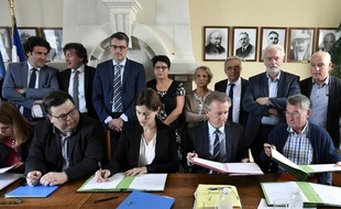 Signature, le 28 juin 2016 à Puisseguin, d'un "accord cadre d'indemnisation à l'amiable" pour les proches des victimes de l'accident de car en octobre 2015 à Puisseguin en Gironde
