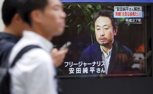Un écran montre une photographie du journaliste enlevé en Syrie Junpei Yasuda, à Tokyo le 24 octobre 2018.