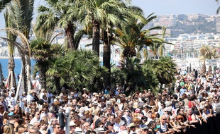 Une minute de silence a été respectée à Nice par une foule de plusieurs milliers de personnes rassemblées sur la Promenade des Anglais