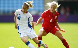 La joueuse française Camille Abily (à g.), lors de la petite finale des Jeux olympiques de Londres, le 9 août 2012 contre le Canada.