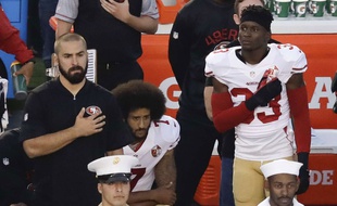 Colin Kaepernick s'agenouille durant l'hymne américain le 1er septembre 2016.