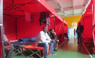 Le gymnase Léo-Lagrange à Nantes accueille 40 des 700 migrants de Daviais