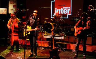 Le chanteur Jean Elliot Senior, avec son groupe, à l'enregistrement du radio-crochet «On a les moyens de vous faire chanter», le 9 janvier 2014 à Paris.