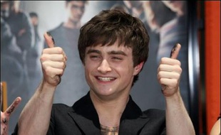 Quand à Daniel Radcliffe, qui incarne Harry depuis six ans au cinéma, il est à bientôt 18 ans, l'adolescent le plus riche du Royaume-Uni avec une fortune estimée à 17 millions de livres (25 millions d'euros).