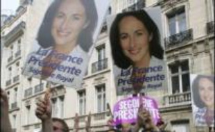 Des cris de victoire fusaient dimanche dès 18H00 salle Gaveau à Paris, où étaient réunis plusieurs centaines de militants et sympathisants UMP, tandis qu'au même moment rue de Solférino, les militants socialistes attendaient dans une ambiance morose le résultat du scrutin.
