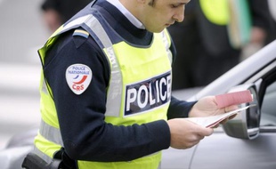 Un policier vérifie les papiers d'un automobiliste, le 02 avril 2010 sur l'aire d'autoroute de Cestas près de Bordeaux