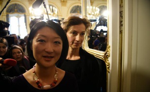 Fleur Pellerin (premier plan) et Audrey Azoulay lors de la passation de pouvoir à Paris, le 12 février 2016