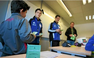 Après des cours théoriques, les élèves passent un test.