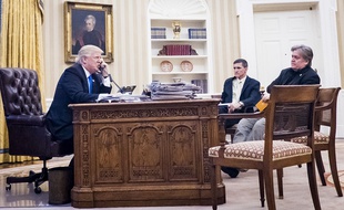 Donald Trump et ses conseillers Michael Flynn et Steve Bannon.