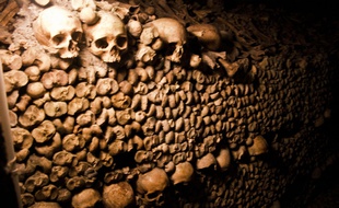 Les catacombes de Paris (Illustration).