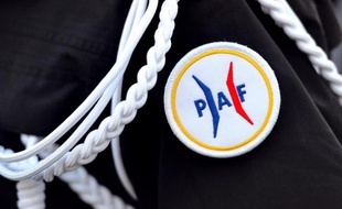 Le logo de la Police aux frontières (PAF) sur un uniforme