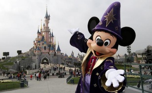 Disneyland Paris a perdu un million de visiteurs en 2013 avec la crise mais son exploitant Euro Disney estime avoir bien résisté et compte poursuivre ses investissements massifs, en attendant que la conjoncture s'améliore.