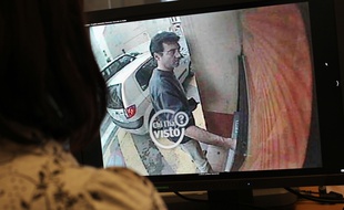 Xavier Dupont de Ligonnès retirant de l'argent à un distributeur de Roquebrune-sur-Argens (Var) le 14 avril 2011, commune où il a été vu pour la dernière fois.