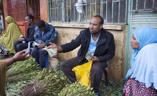 Des commerçants de khat sur le marché de Awaday, dans l'est de l'Ethiopie, le 30 juillet 2014