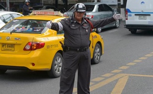 Des dizaines d'agents de la circulation bedonnants transpirent sur de la musique pop thaïlandaise. Ventres bondissants et bras potelés, ils ont rejoint des cours de remise en forme destinés à combattre le surpoids des policiers de Bangkok.