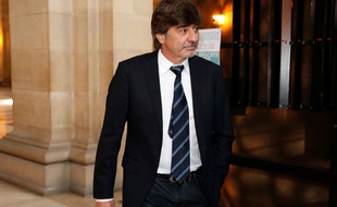 Michel Neyret arrive à l'audience du 10 mai 2016, à Paris.