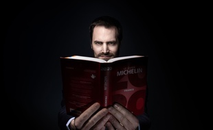 Le directeur international du Michelin Gwendal Poullenec pose avec le millesime 2020 du guide. (Photo JOEL SAGET)