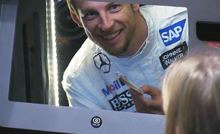 Le pilote de Formule 1 Jenson Button s'est essayé à la caméra pour piéger les clients de l'un de ses sponsors, à l'occasion de Noël 2014.