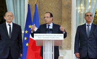 Le président François Hollande a lancé vendredi, à la veille du 14 juillet, la préparation du nouveau Livre blanc de la défense, qui doit redéfinir les menaces et les priorités stratégiques de la France pour les quinze année à venir, lors d'une allocution dans les jardins du ministère.