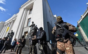 Soldats ukrainiens devant le Parlement le 17 mars 2014 à Kiev