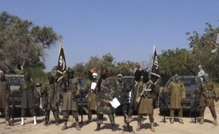 Capture d'image d'une vidéo de Boko Haram, obtenue le 31 octobre 2014, montrant le leader du groupe islamiste armé nigérian, Haram Aboubakar Shekau (c) faisant une déclaration