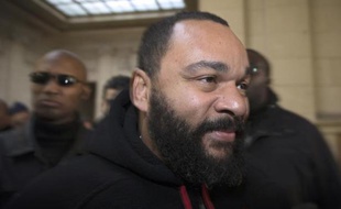 L'humoriste controversé Dieudonné le 13 décembre 2013, arrive au tribunal de Paris