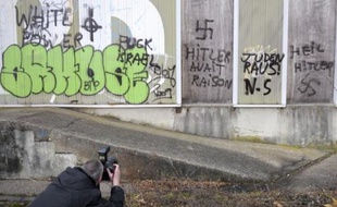 Plusieurs édifices et un mur extérieur du cimetière de Montigny-lès-Metz, en banlieue de Metz, ont été recouverts d'inscriptions nazies et antisémites dans la nuit de mardi à mercredi, a-t-on appris mercredi de source policière.