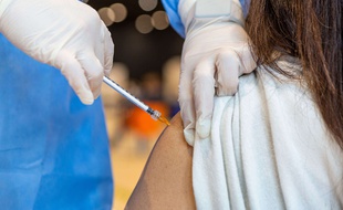 Injection d'un vaccin Pfizer (Illustration).