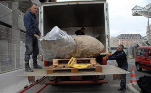Une bombe allemande de la Seconde Guerre mondiale, découverte le 9 mars lors d'un chantier de terrassement sur le port de Marseille, a été enlevée dimanche et acheminée dans le Var pour y être détruite, à l'issue d'une opération nécessitant l'évacuation par précaution des riverains.