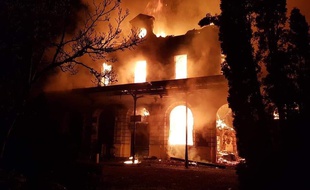 L'incendie de la gare de Figeac dans la nuit de mercredi à jeudi.