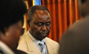 Le président centrafricain François Bozizé a promis dimanche un gouvernement d'union nationale et assuré qu'il ne se représenterait pas, acculé par les rebelles qui ont menacé pour la première fois d'entrer dans Bangui.