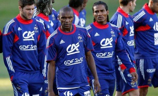 Les Bleus Eric Abidal (au centre) et Florent Malouda (à droite) seraient à la tête de la révolte des joueurs. Le 20 juin 2010