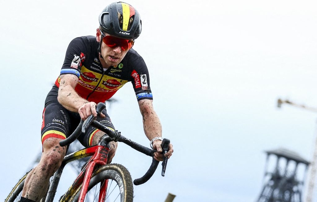 Cyclisme : Un coureur belge perd ses nerfs et fracasse le dérailleur d’un adversaire thumbnail