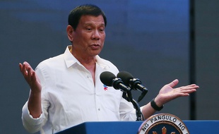 Dans la guerre contre la drogue, le président Rodrigo Duterte n'est pas du genre à se laver les mains. Il les aurait même couvertes de sang.